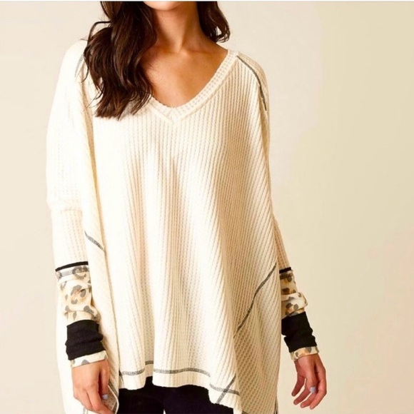 We The Free Living Leopard V-Neck Long Sleeve Thermal in Size Small - Picture 2 of 9